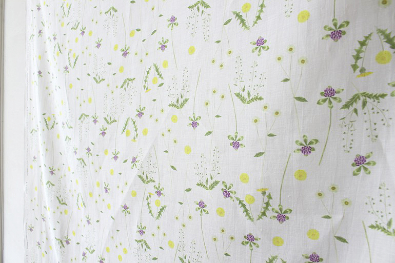 LINNETリネンプリント 草むらの草花は